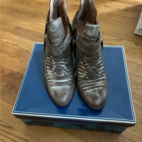 Seychelles Impossible Metallic Boots. - Picture 3 of 6